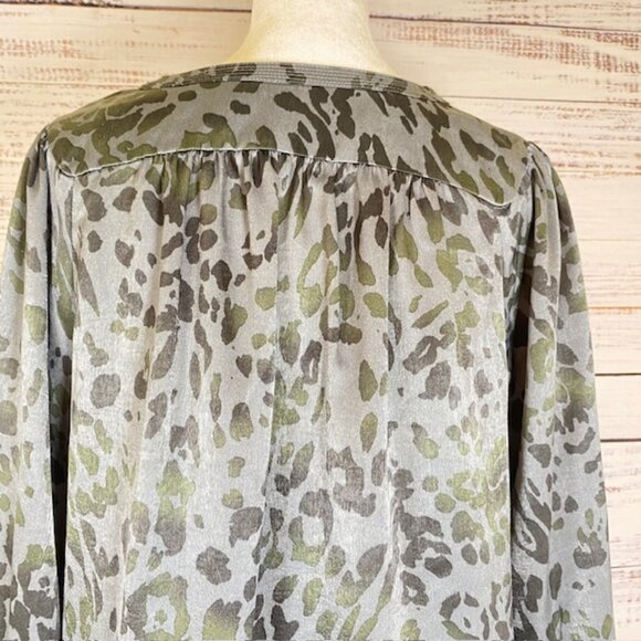 Queen Collection Blouse Women's size Small grey leopard print business - Picture 9 of 15